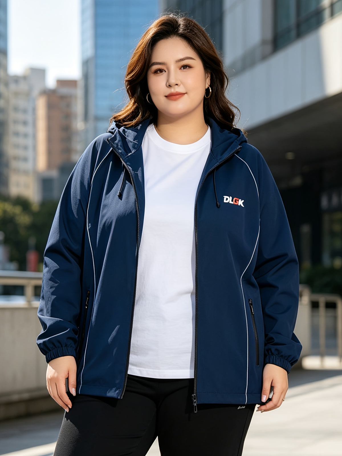 Veste grande taille, poches pratiques, ligne nette Image