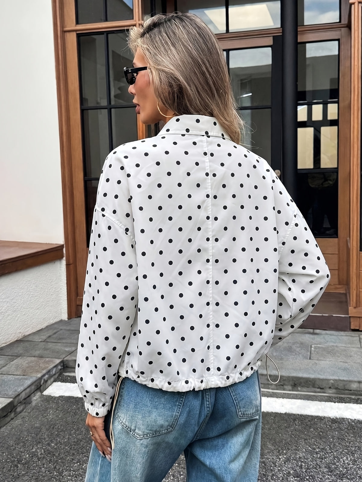 Veste grande taille à pois, coupe oversize, manches longues, porté de face