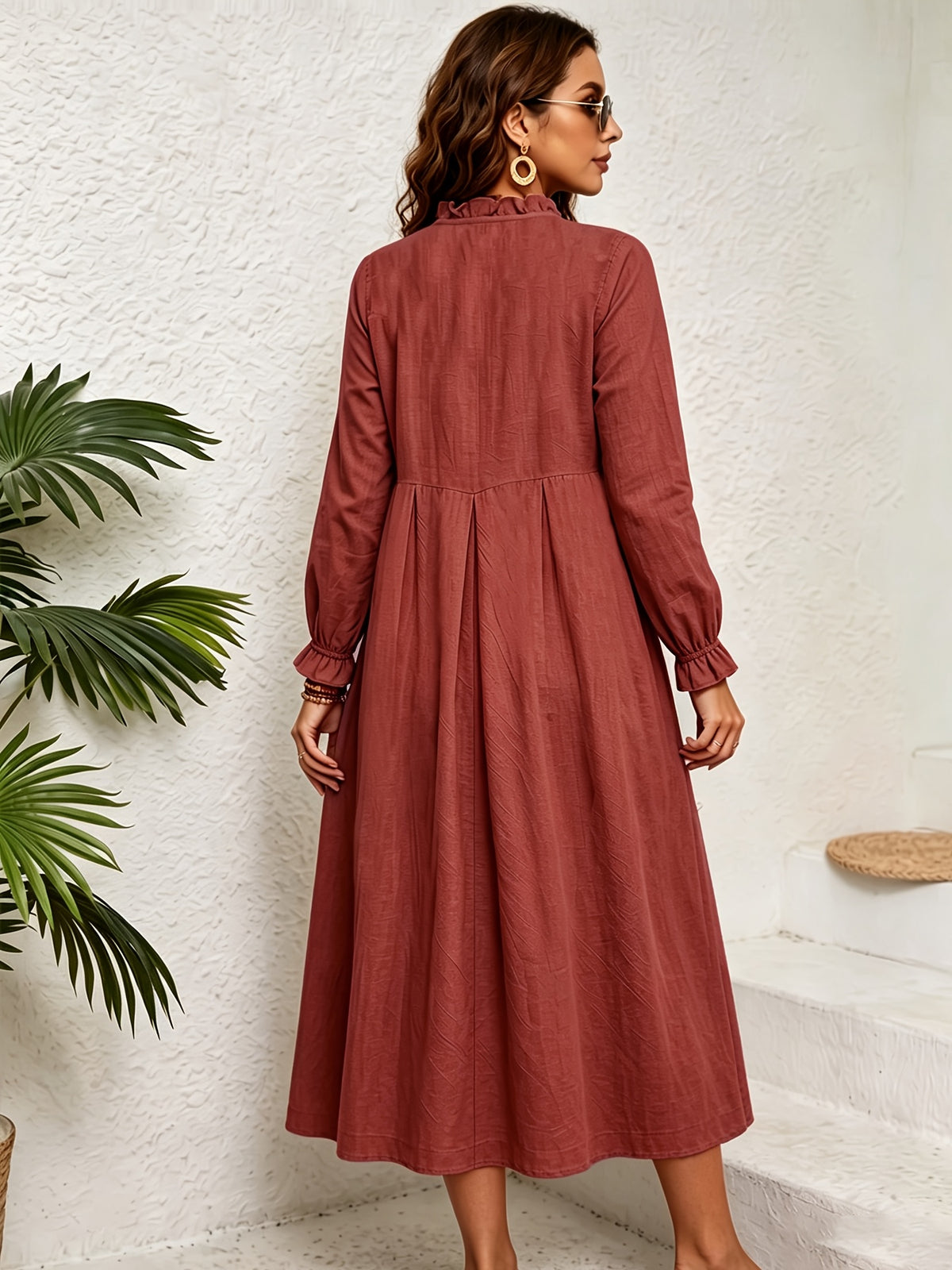 Robe midi grande taille en lin — Col à volant et ourlet croisé