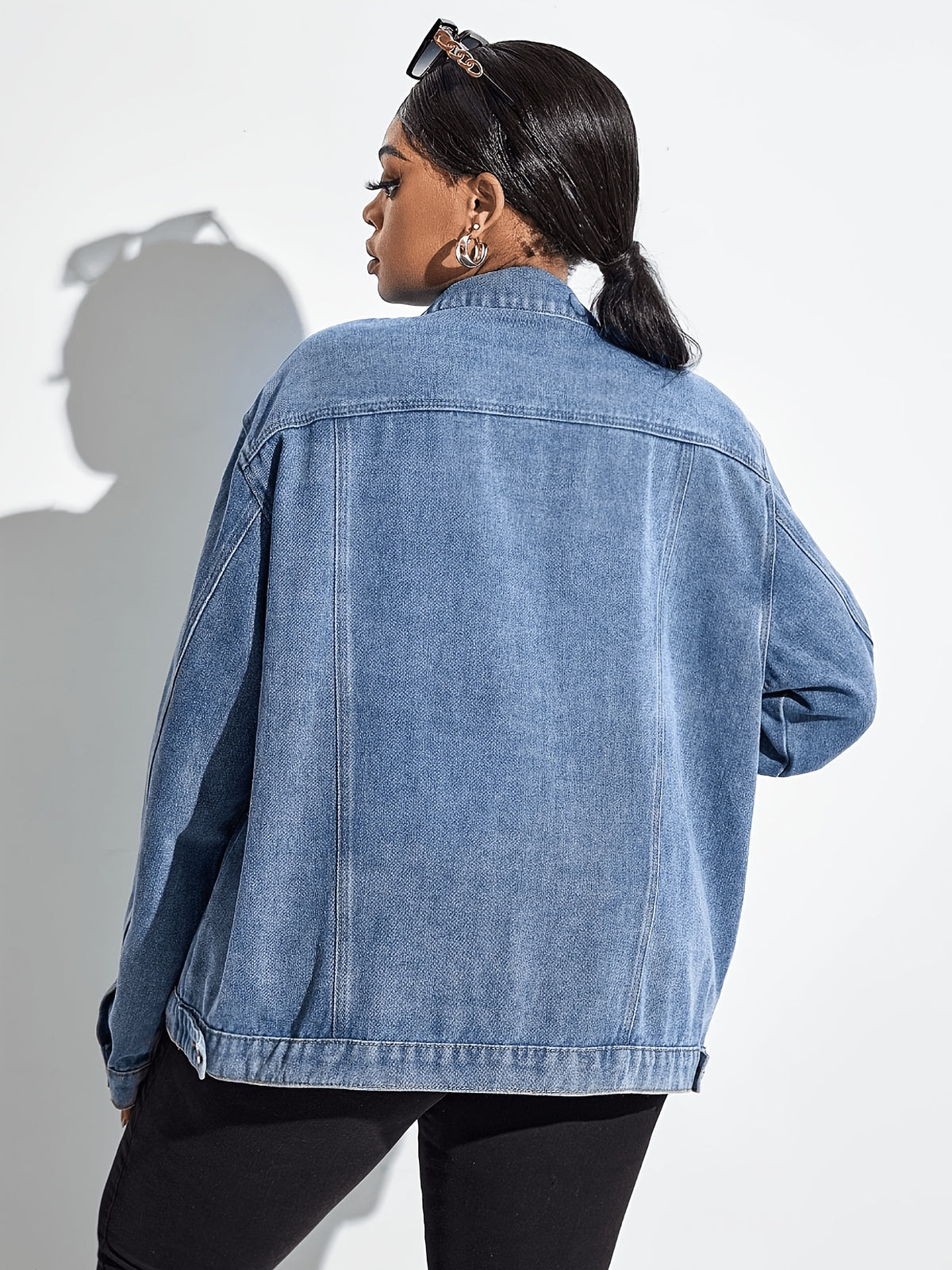Veste grande taille, coupe oversize, délavage doux, tenue franche, vu de dos