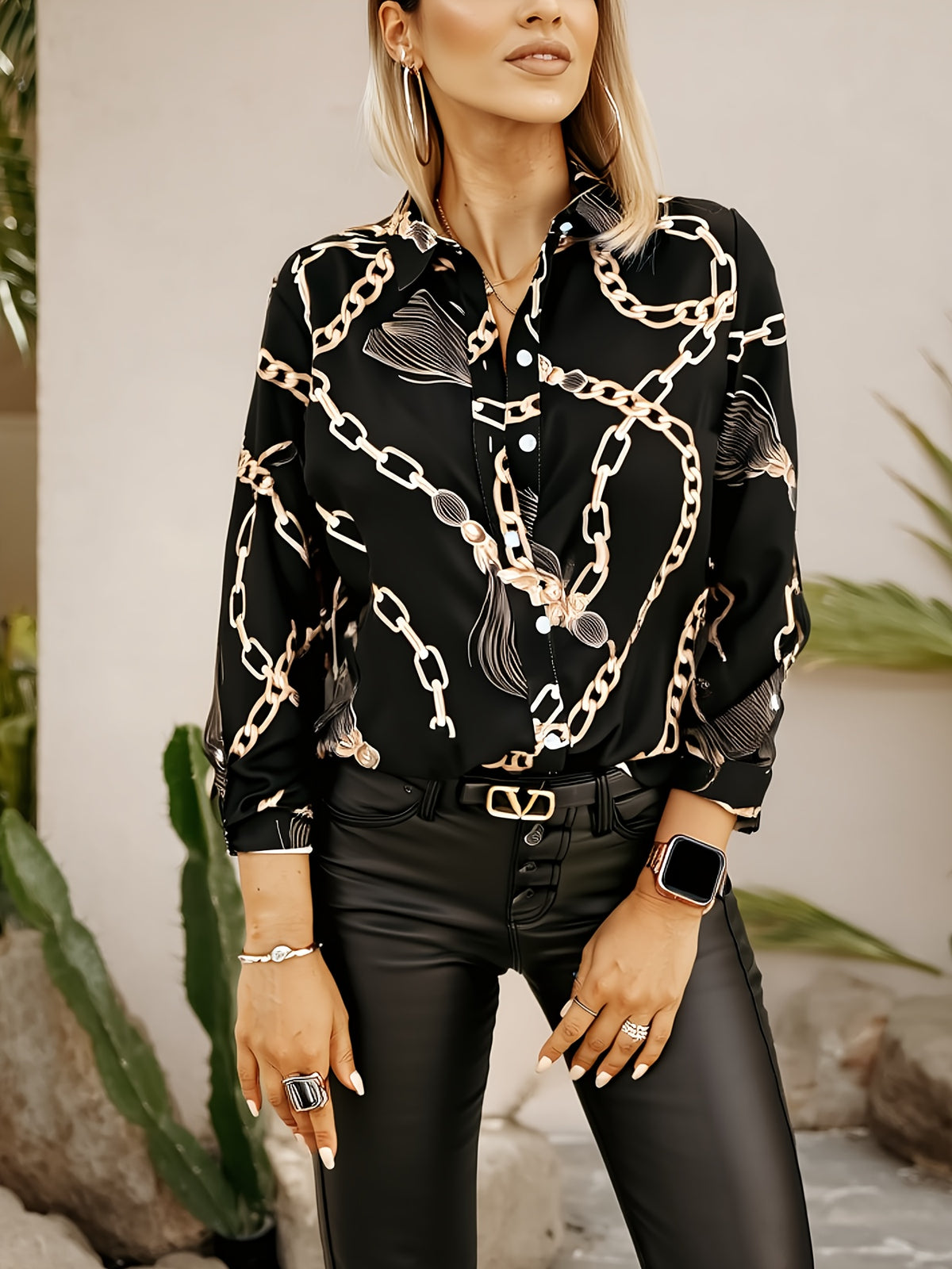 Blouse grande taille, coupe ample, manches longues, ligne nette, détail du col