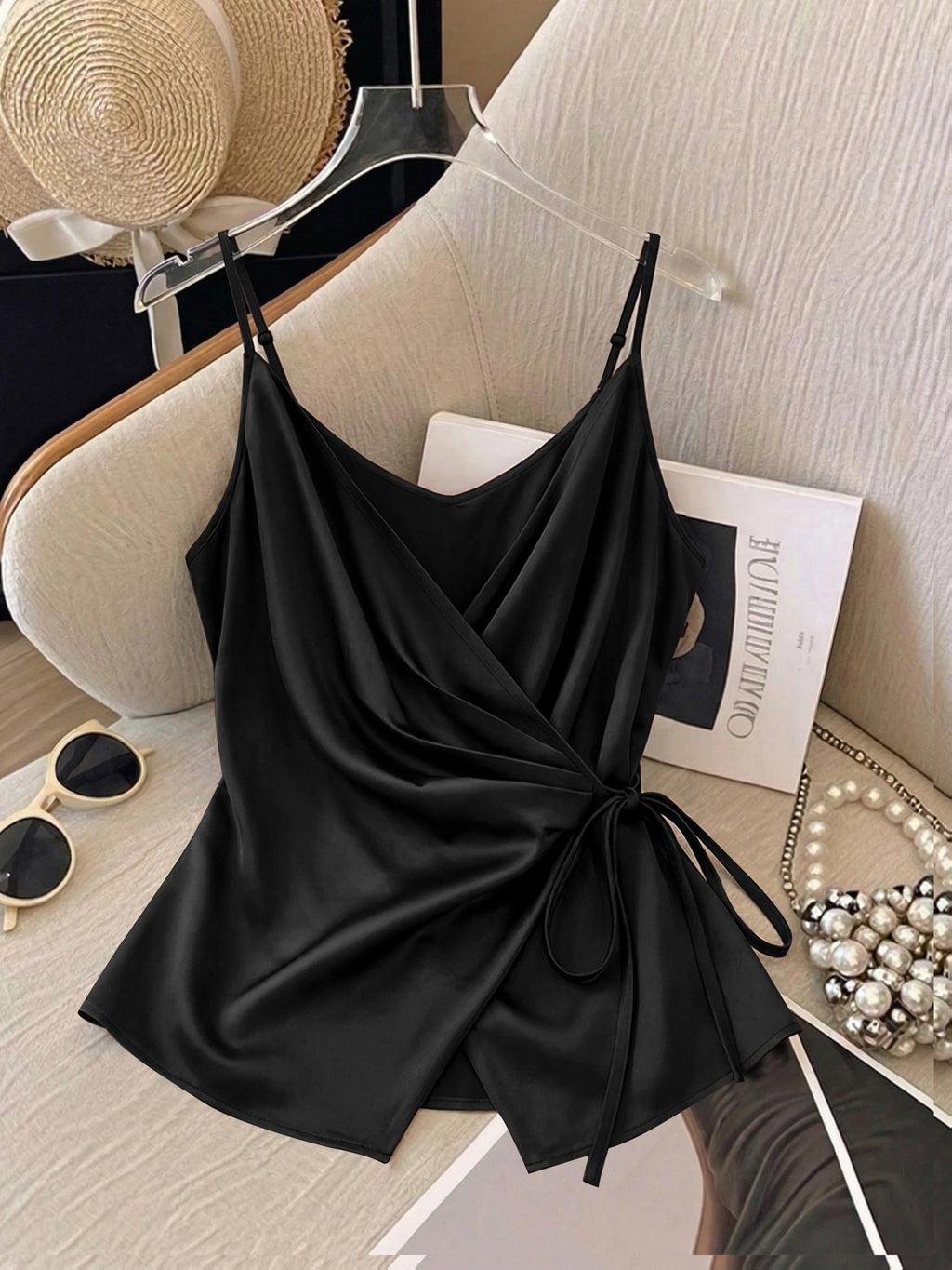 Débardeur grande taille en satin en dégradé sans manches, tombé fluide, détail du col