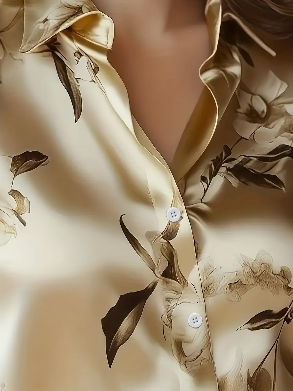 Chemise grande taille en satin à imprimé fleuri, col à revers, tombé fluide, vu de dos