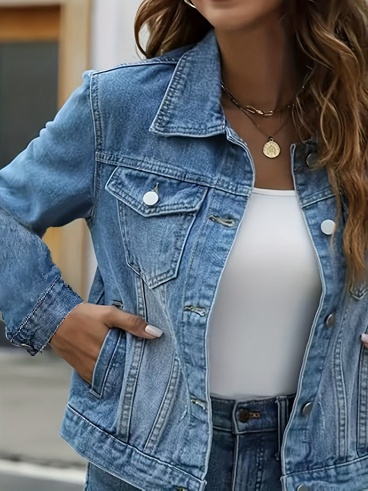 Veste grande taille, coupe ajustée, manches longues, toucher naturel, détail du tissu