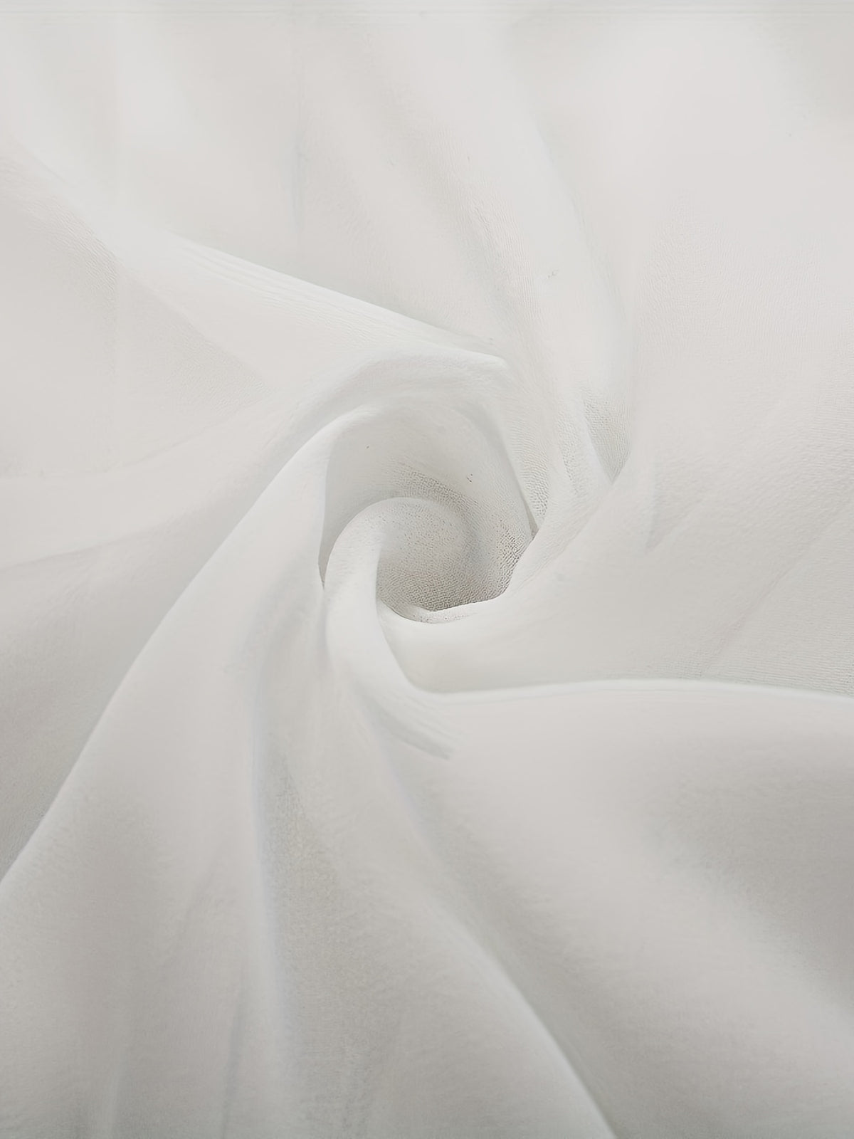 Blouse grande taille en soie, tombé fluide, porté de face