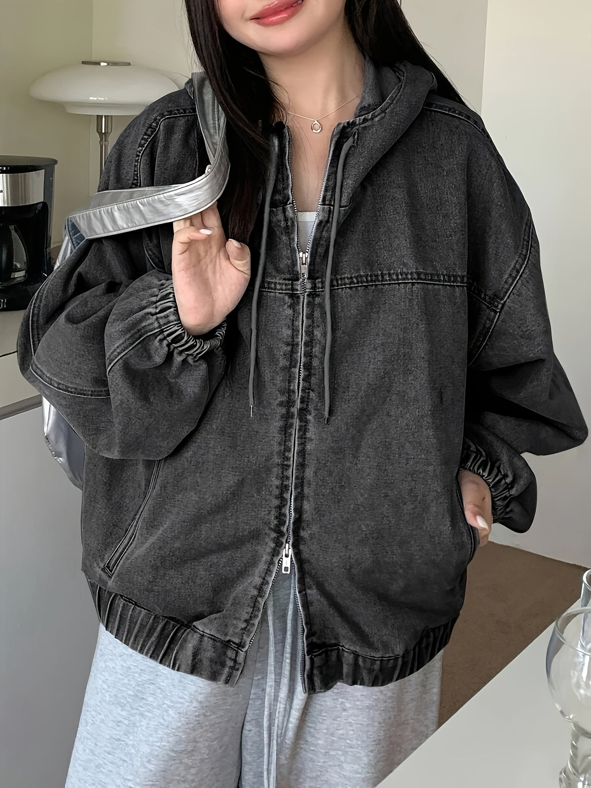 Veste grande taille, coupe ample, capuche, tenue franche Image
