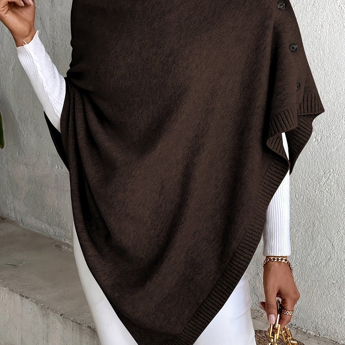 Pull grande taille, coupe oversize, épaules dénudées, porté de face