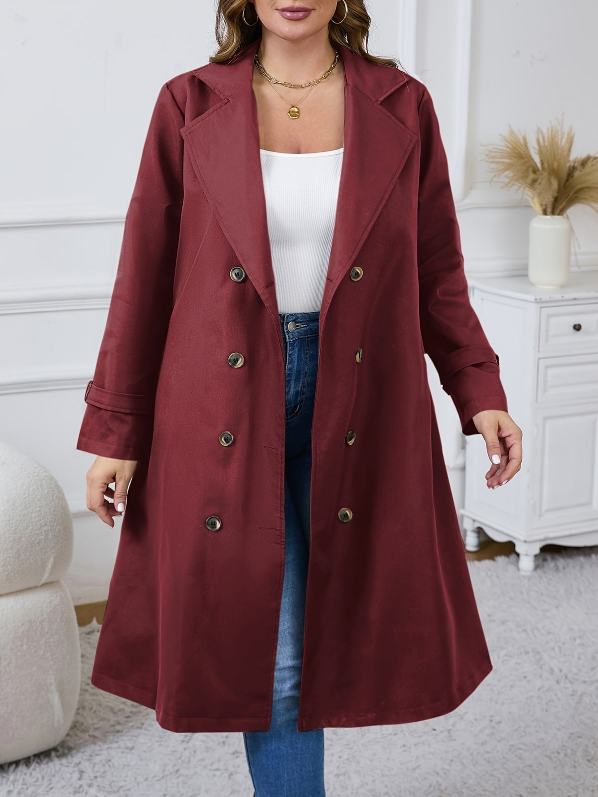 Manteau grande taille, coupe longue, col à revers, boutonnage, détail du tissu