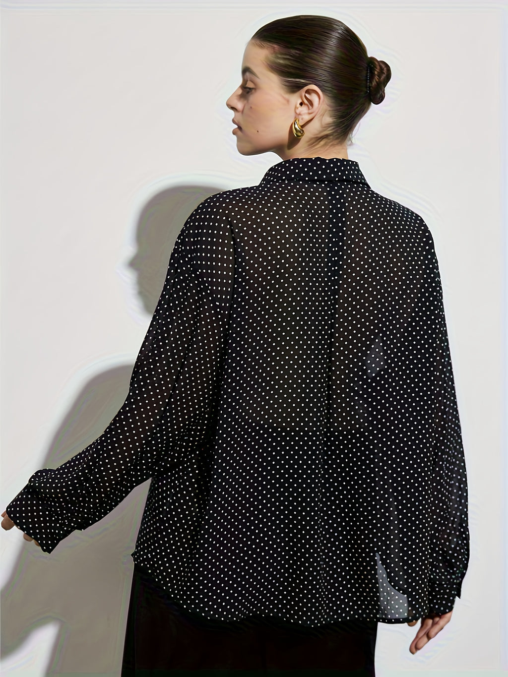Chemise grande taille en soie, détail du col