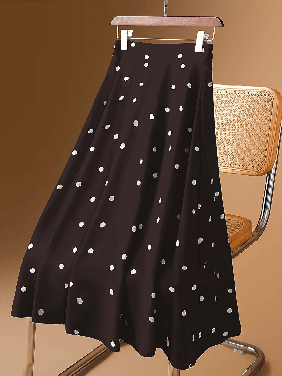 Jupe grande taille à pois, coupe évasée, allure élégante Image