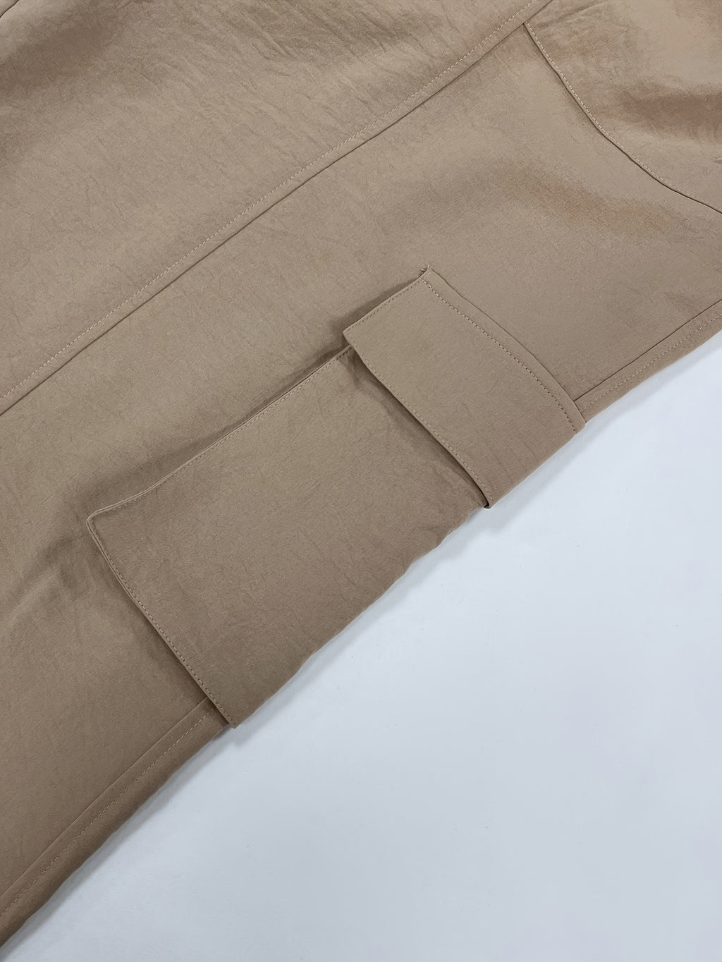 Pantalon grande taille, poches pratiques, cordon de serrage, porté de face