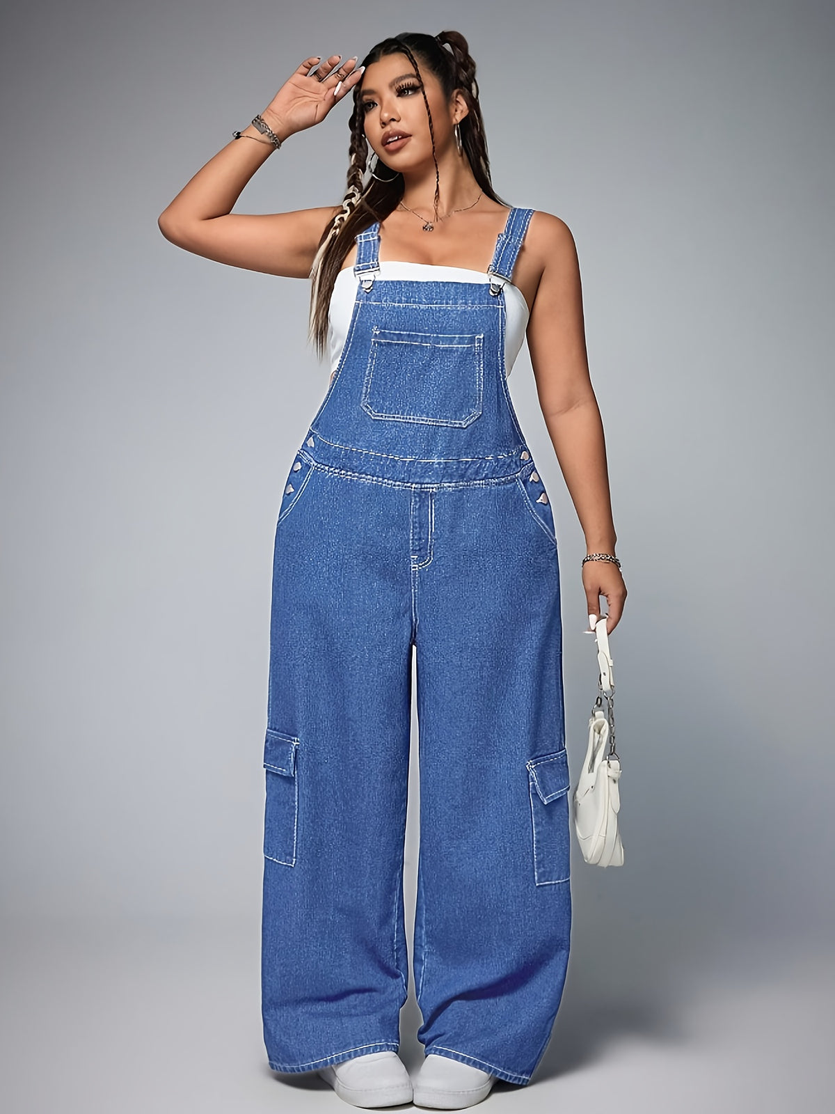 Salopette grande taille, poches pratiques, tenue franche, porté de face