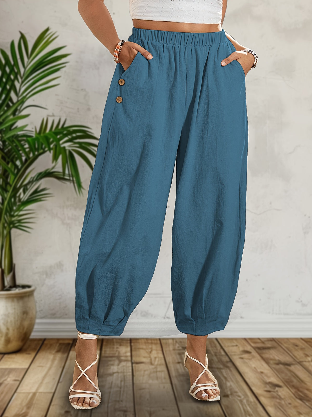 Pantalon grande taille, ligne nette, allure élégante, gros plan
