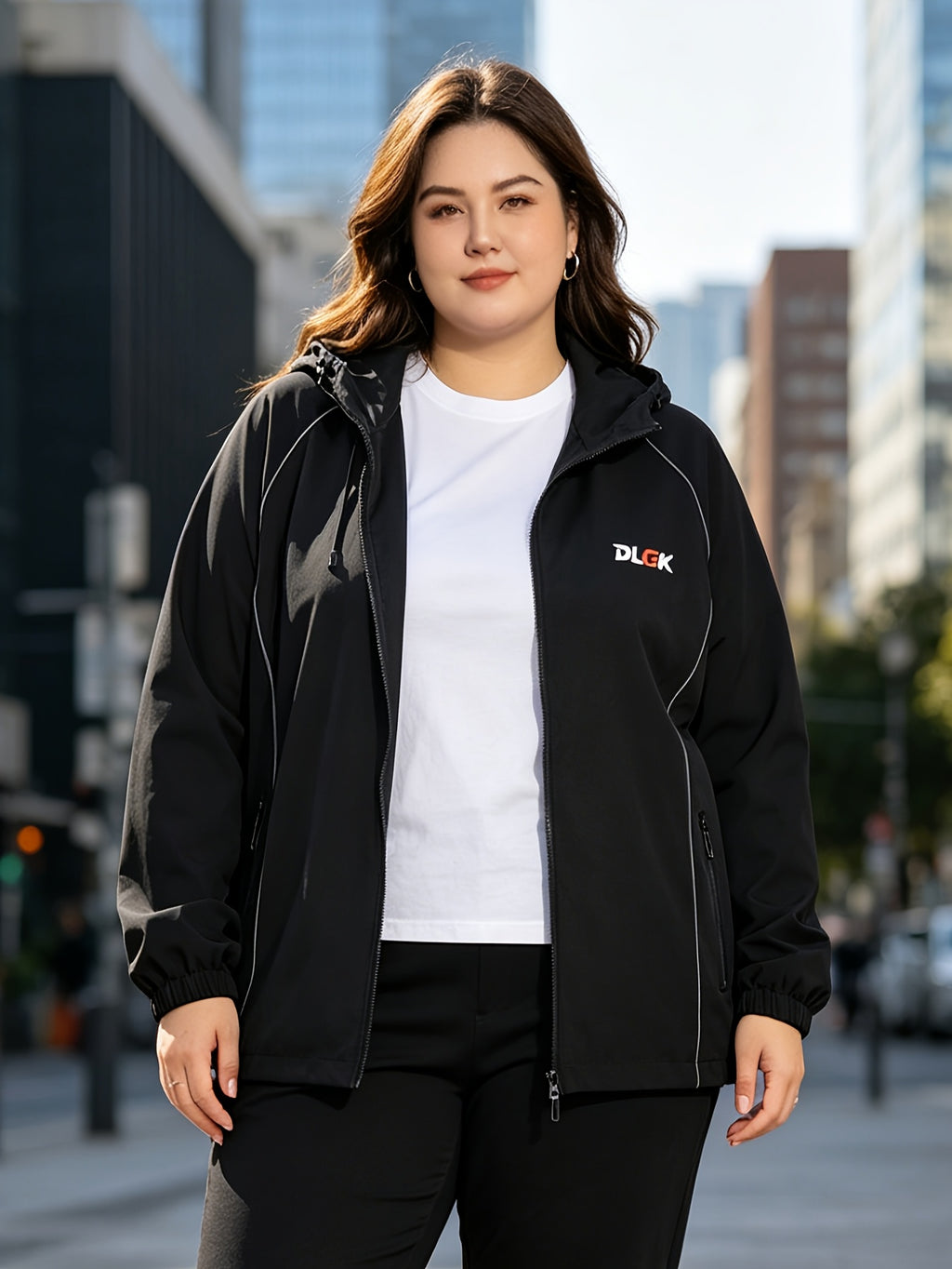Veste grande taille, poches pratiques, ligne nette, porté de face