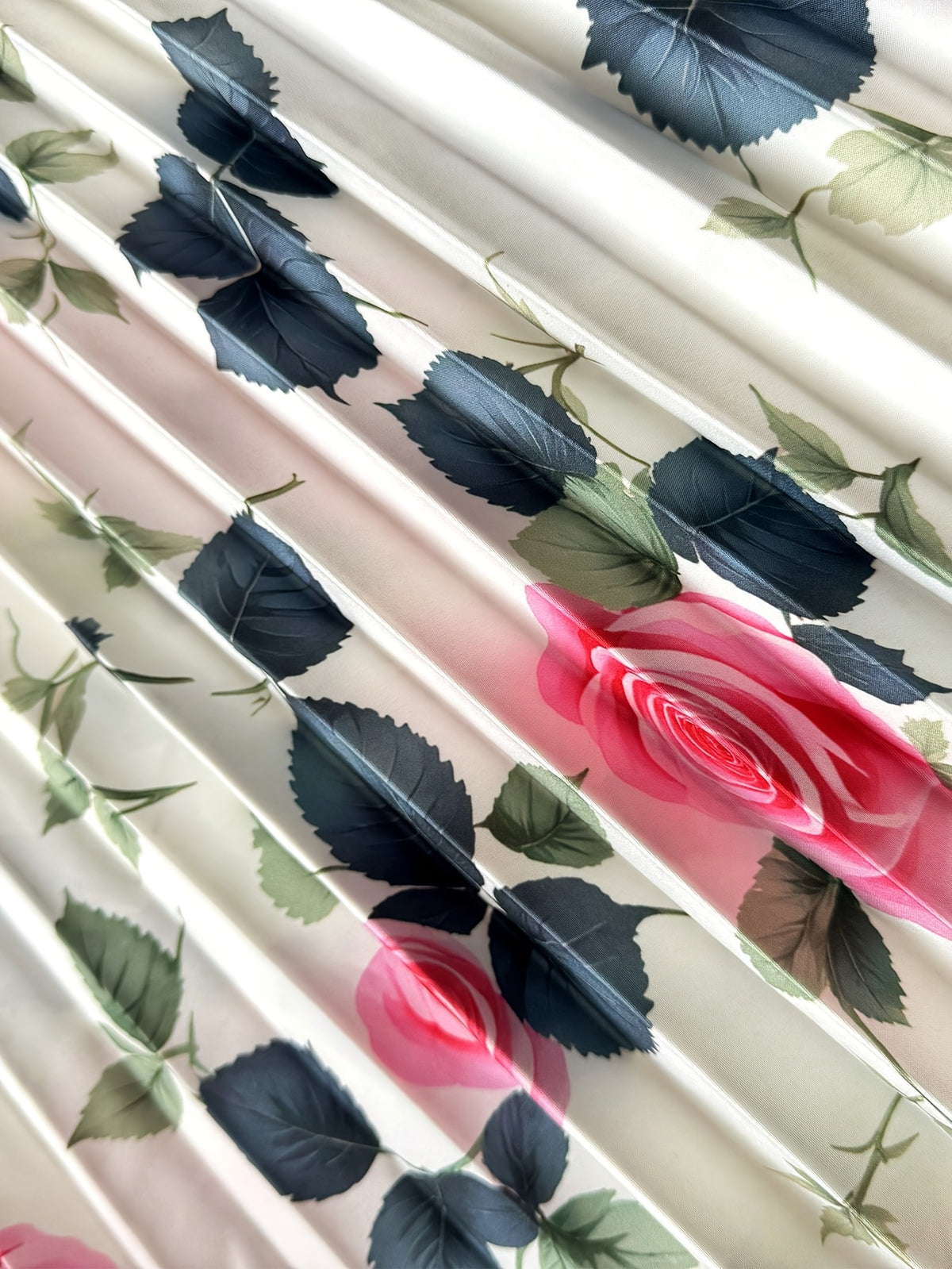 Jupe grande taille à imprimé fleuri, coupe ample, détail du tissu