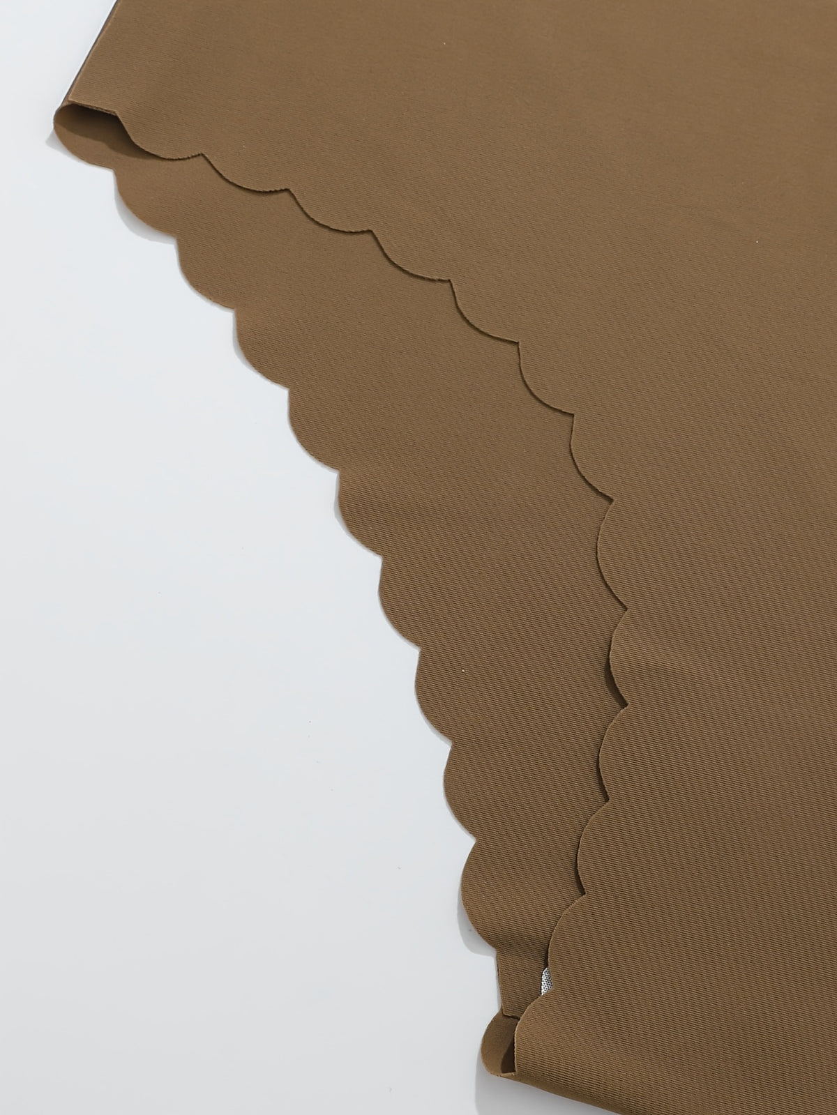 Culotte grande taille, coupe ajustée, ligne épurée, détail du tissu