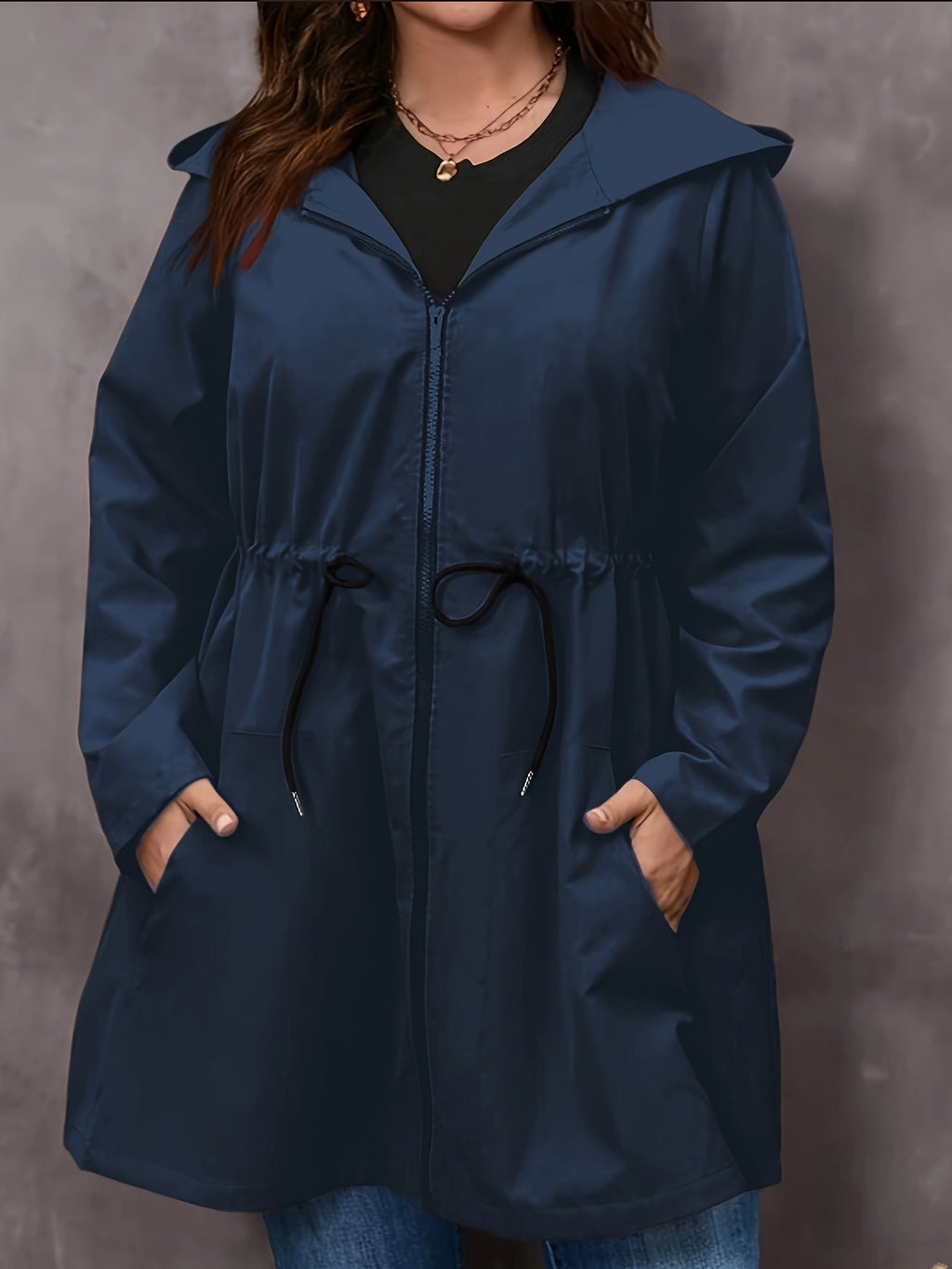 Manteau grande taille, capuche, ligne nette, détail du tissu