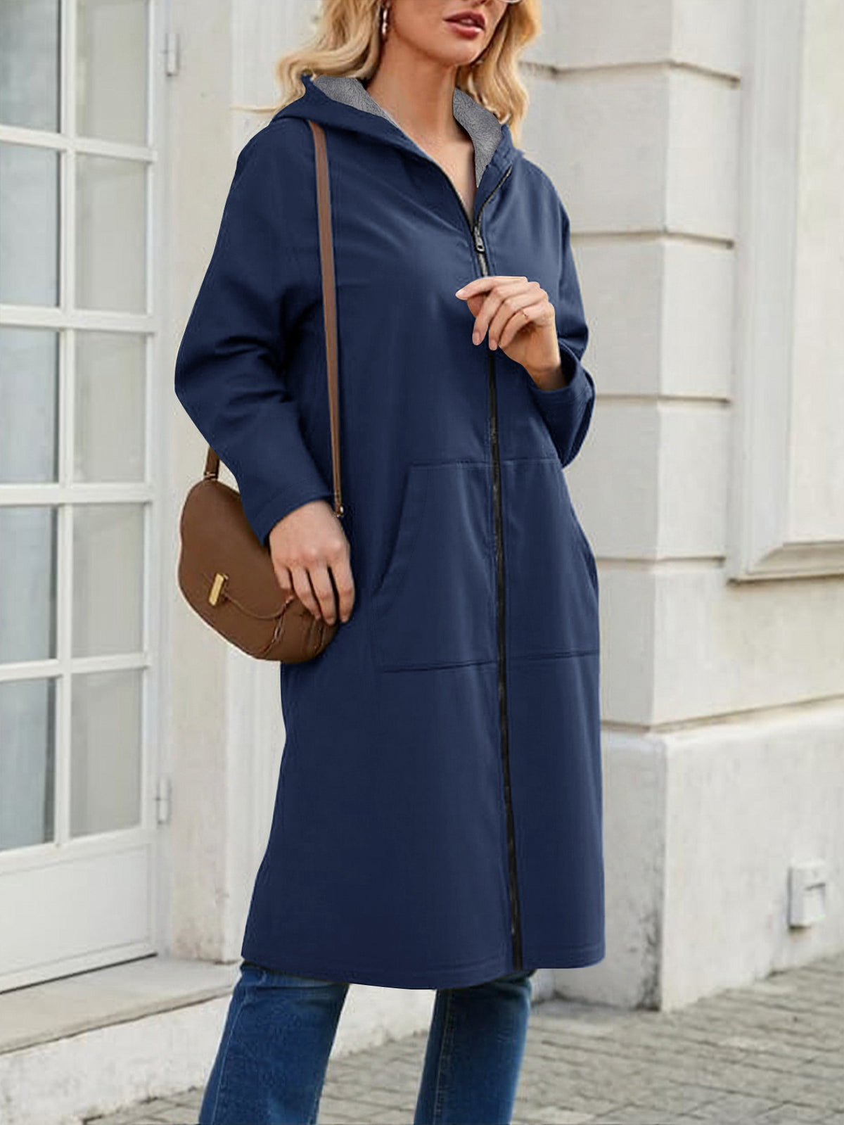 Veste grande taille, capuche, allure élégante, porté de face