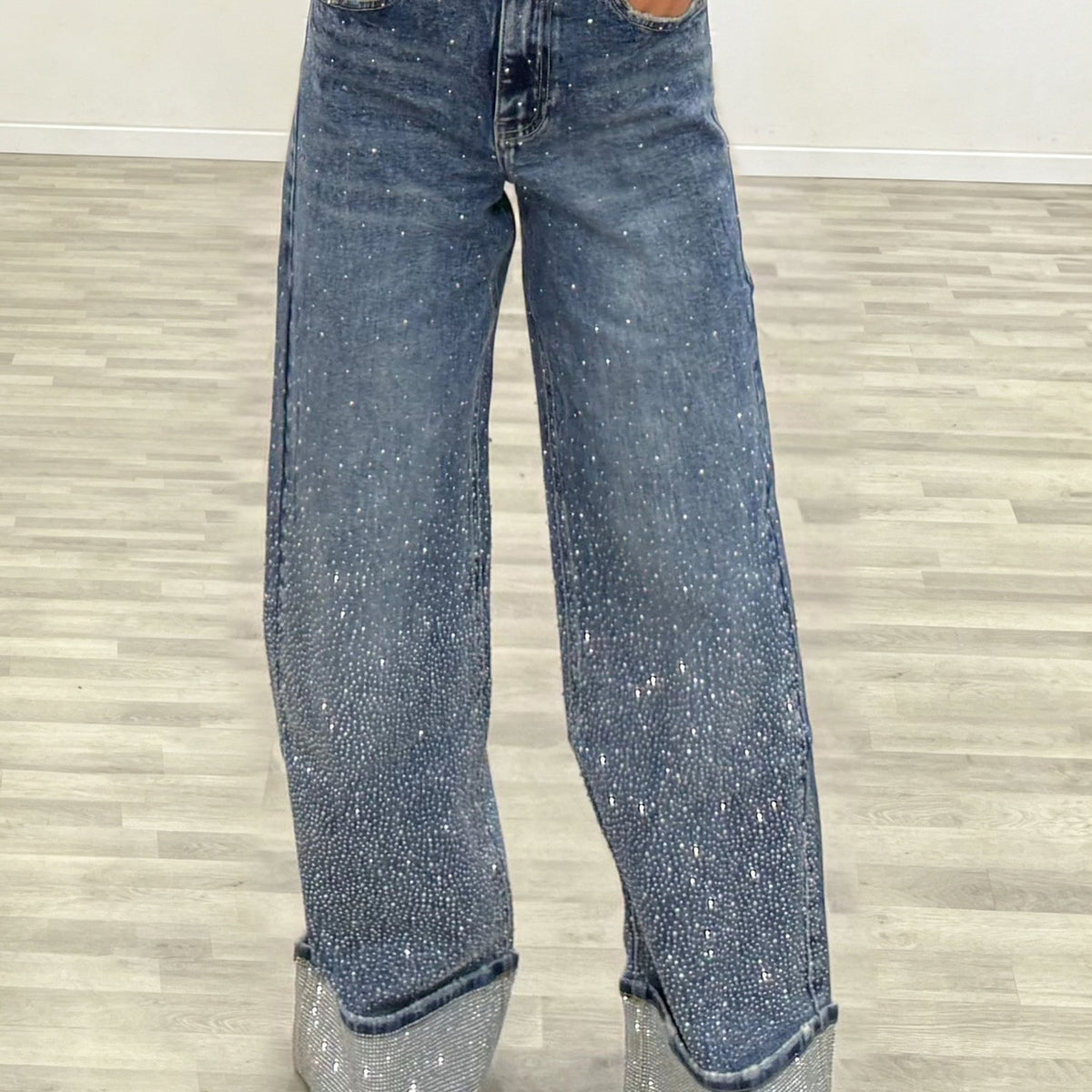 Jean grande taille, coupe évasée, délavage doux, tenue franche — matière : denim Image