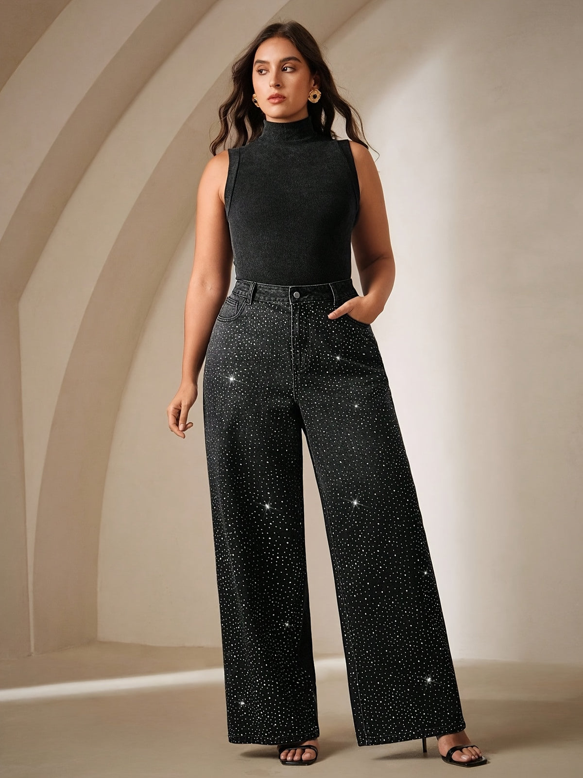 Jean grande taille, coupe oversize, strass, tenue franche