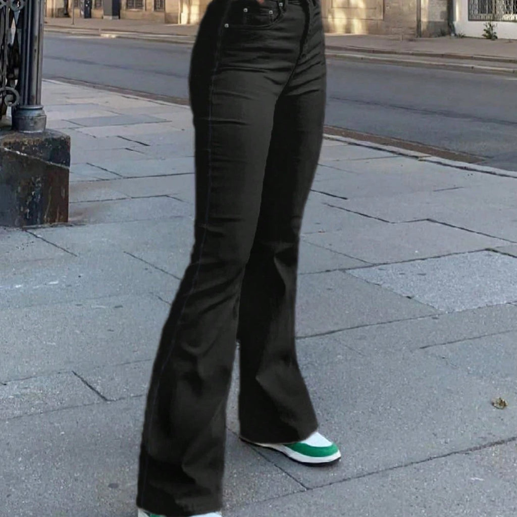 Pantalon grande taille, coupe évasée, poches pratiques, tenue franche — matière : denim