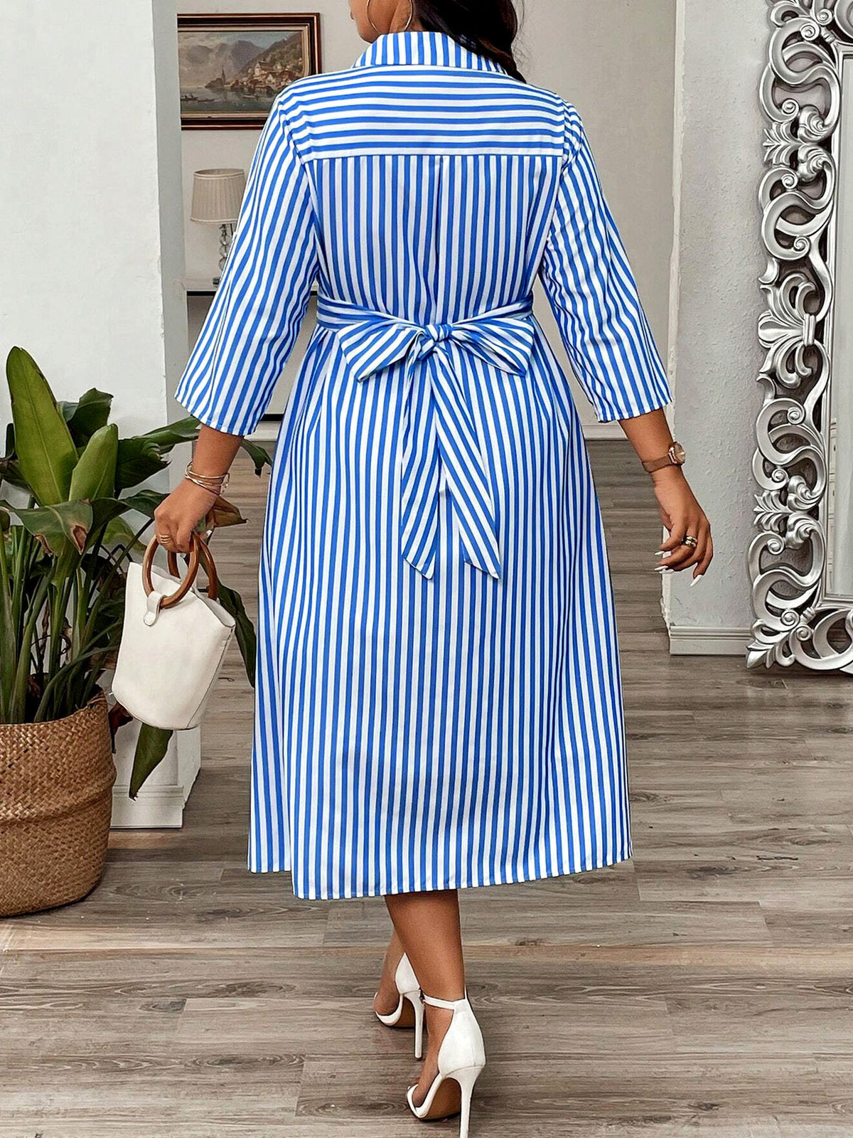 Robe grande taille à rayures, ceinture assortie, porté de face