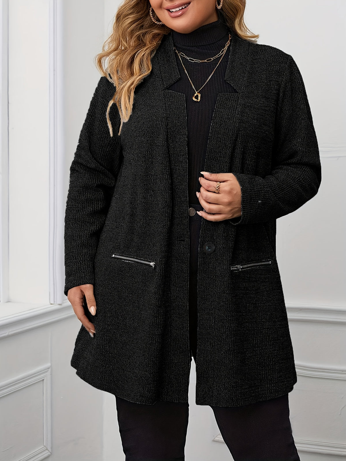 Manteau grande taille, col V, porté de face