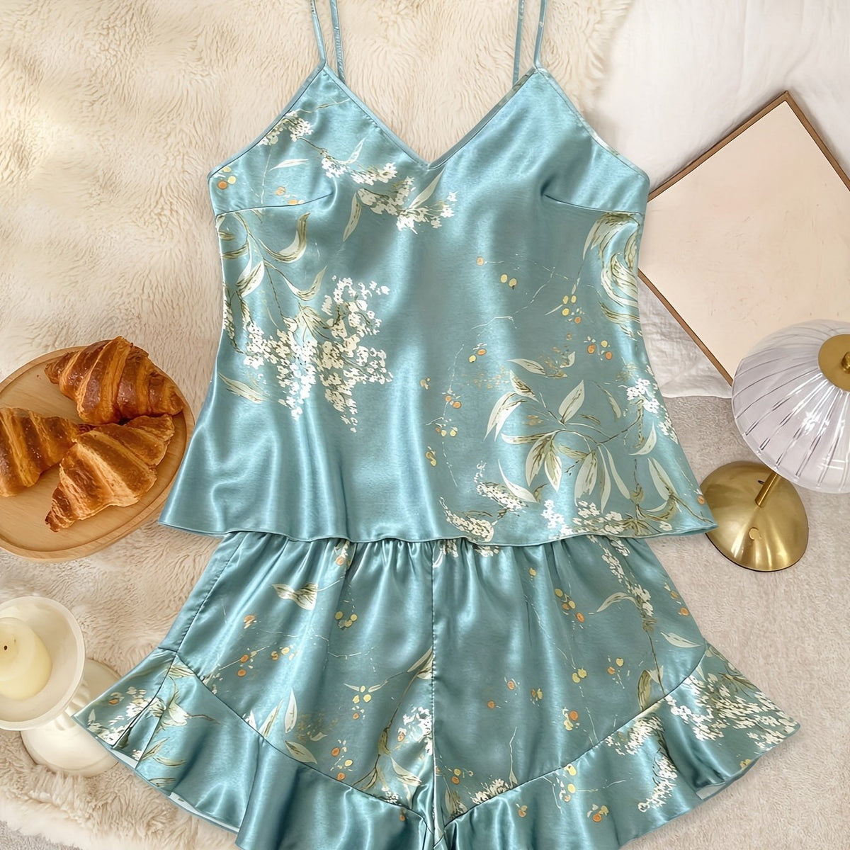 Pyjama grande taille en satin à imprimé fleuri, volants, tombé fluide — matière : polyester