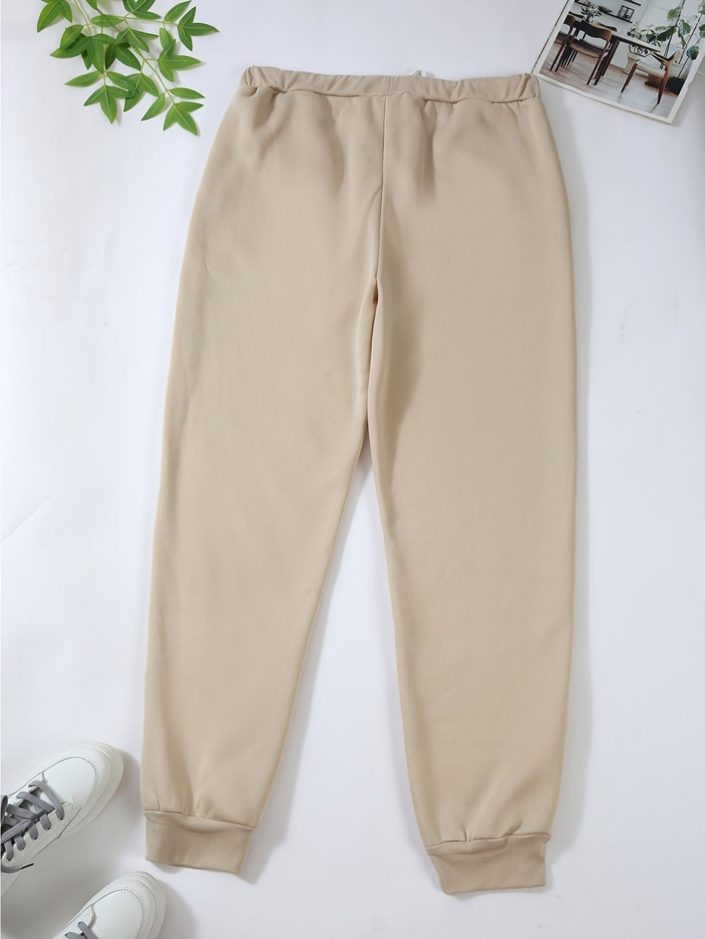 Pantalon grande taille, poches pratiques, détail du col