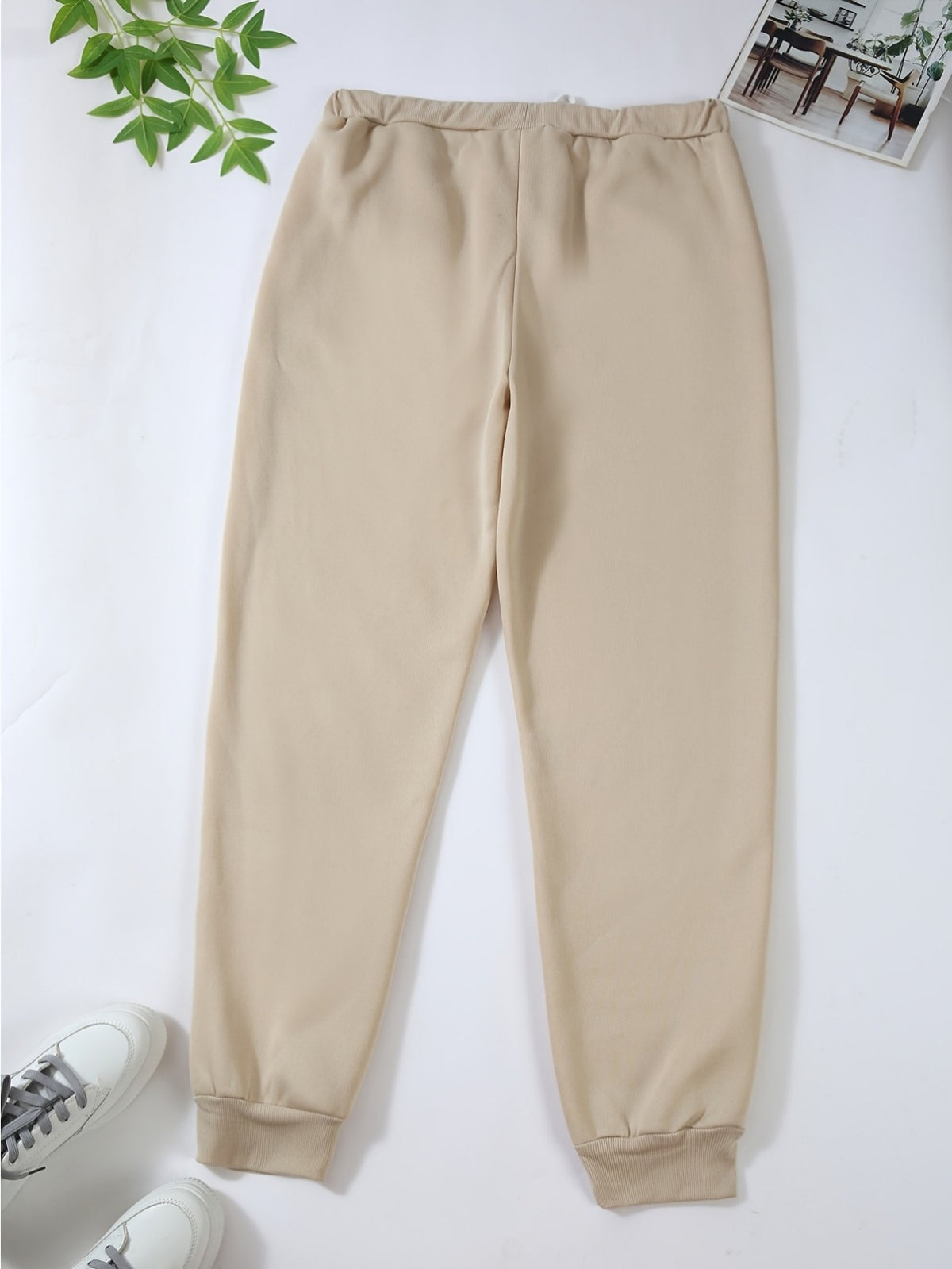 Pantalon grande taille, poches pratiques, détail du col