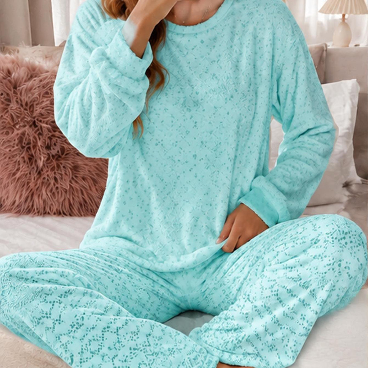 Pyjama grande taille à imprimé fleuri, coupe ample, manches longues — matière : polyester Image