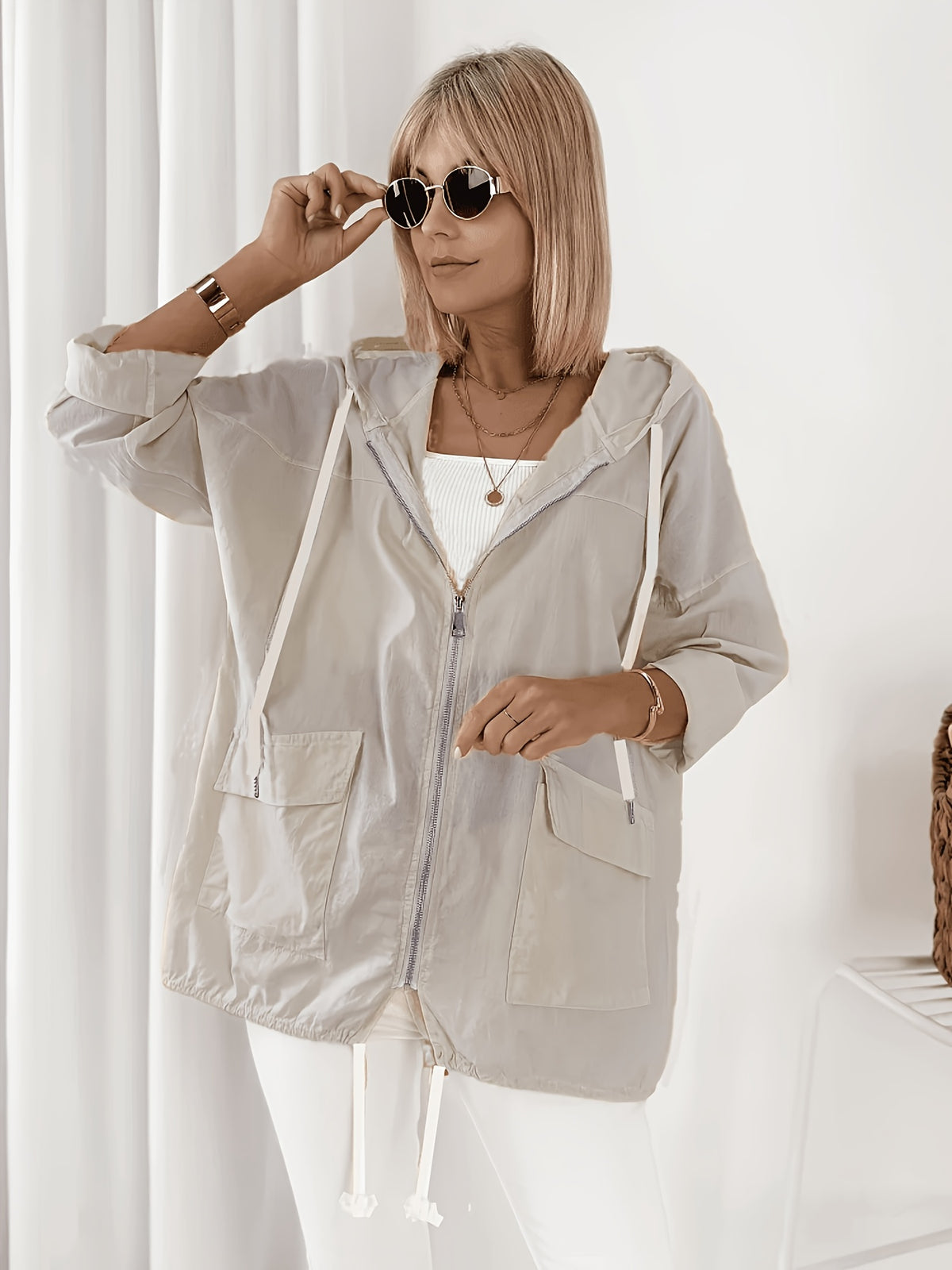 Veste grande taille, coupe oversize, capuche, tissu léger Image