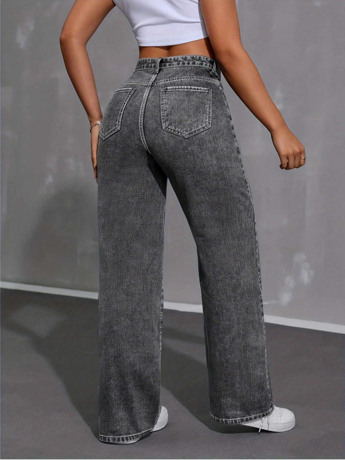 Jean grande taille, coupe oversize, ceinture assortie, tombé fluide, tissu opaque