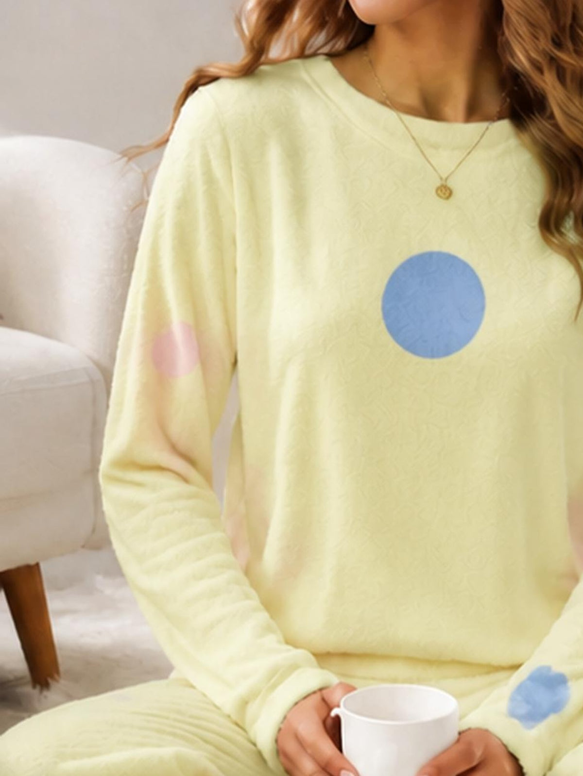Pyjama grande taille à pois, manches longues — matière : polyester Image