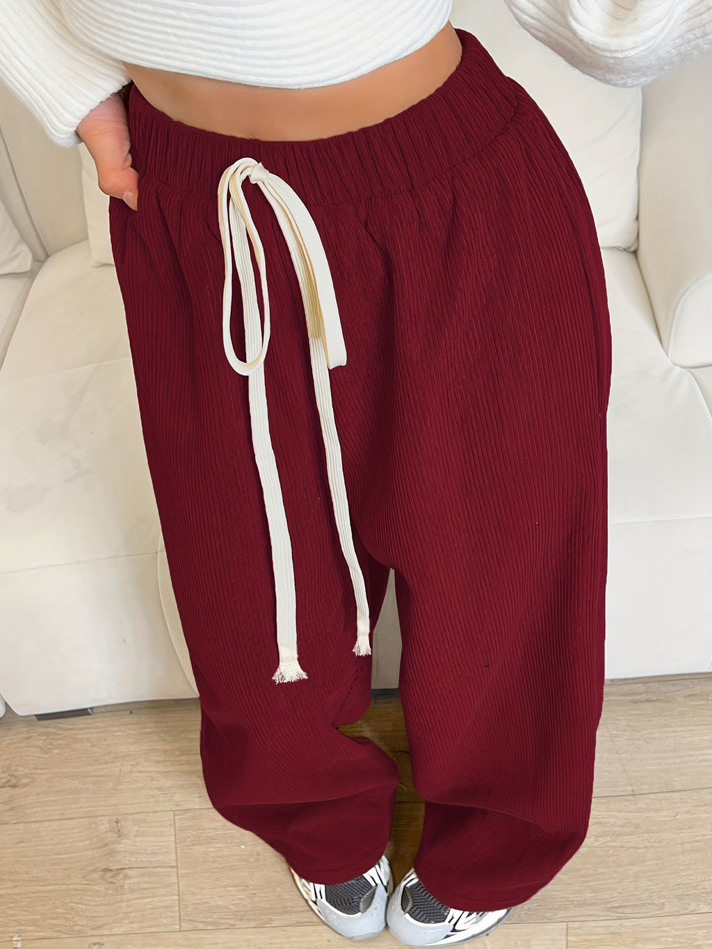 Pantalon grande taille en velours côtelé, coupe évasée, cordon, détail du tissu