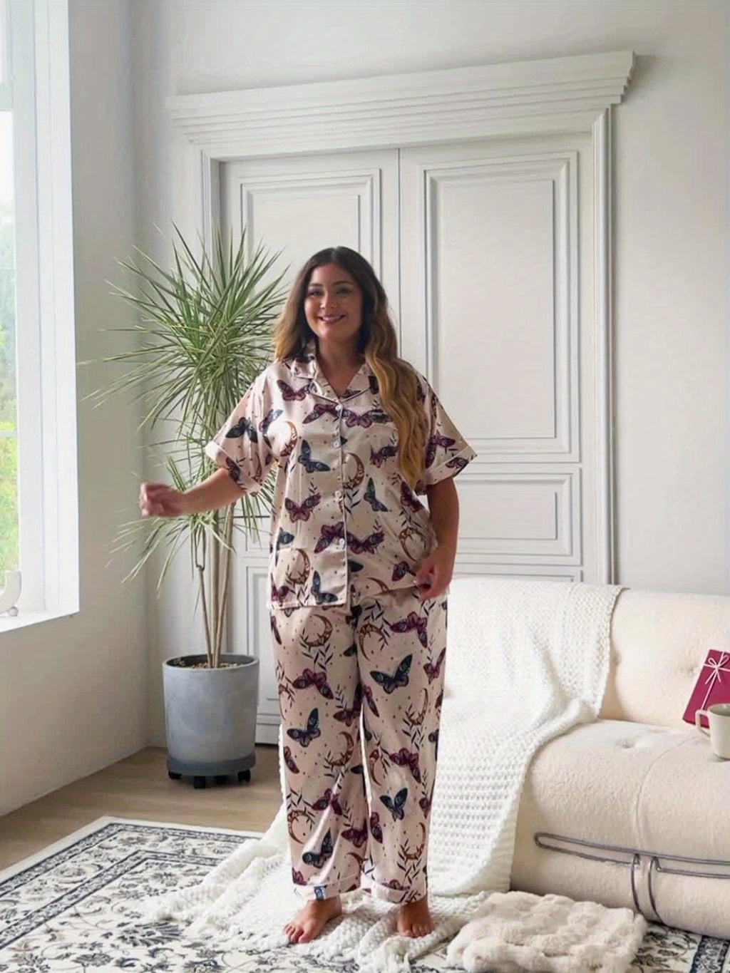Pyjama grande taille en satin, boutonnage, manches courtes, tombé fluide, vue de profil