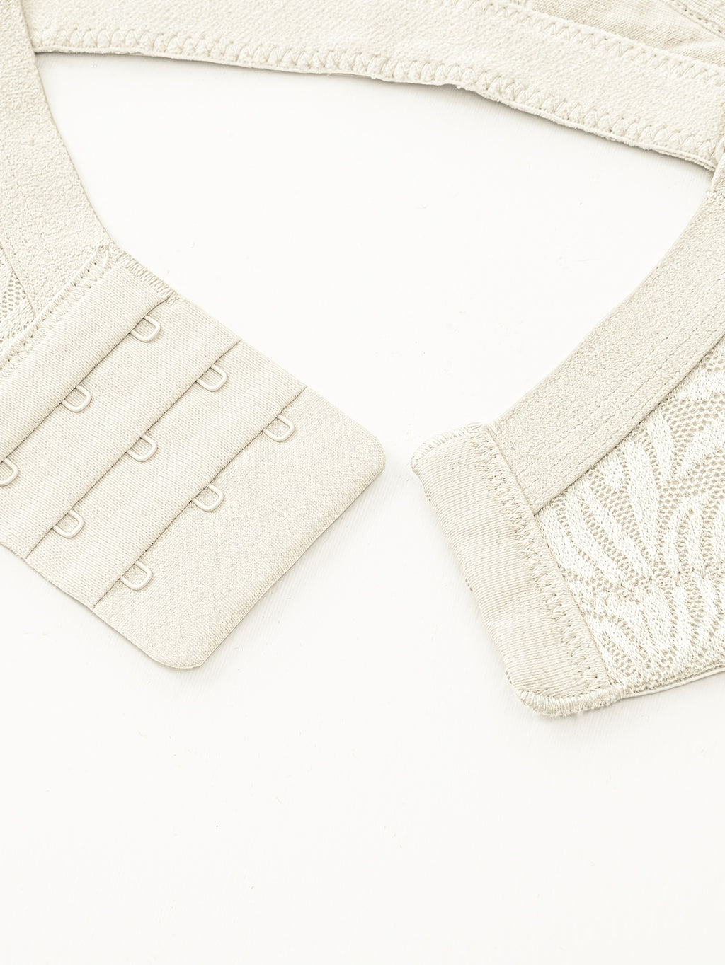 Soutien-gorge grande taille — Corolles tissées et feston