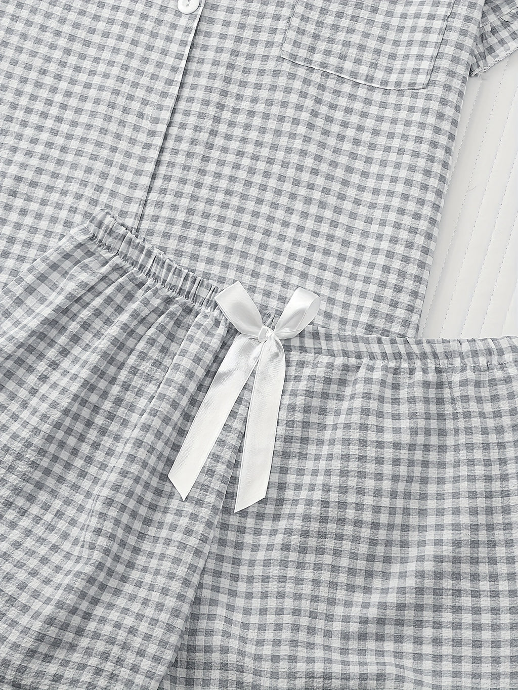 Pyjama grande taille à carreaux, manches courtes, détail du col