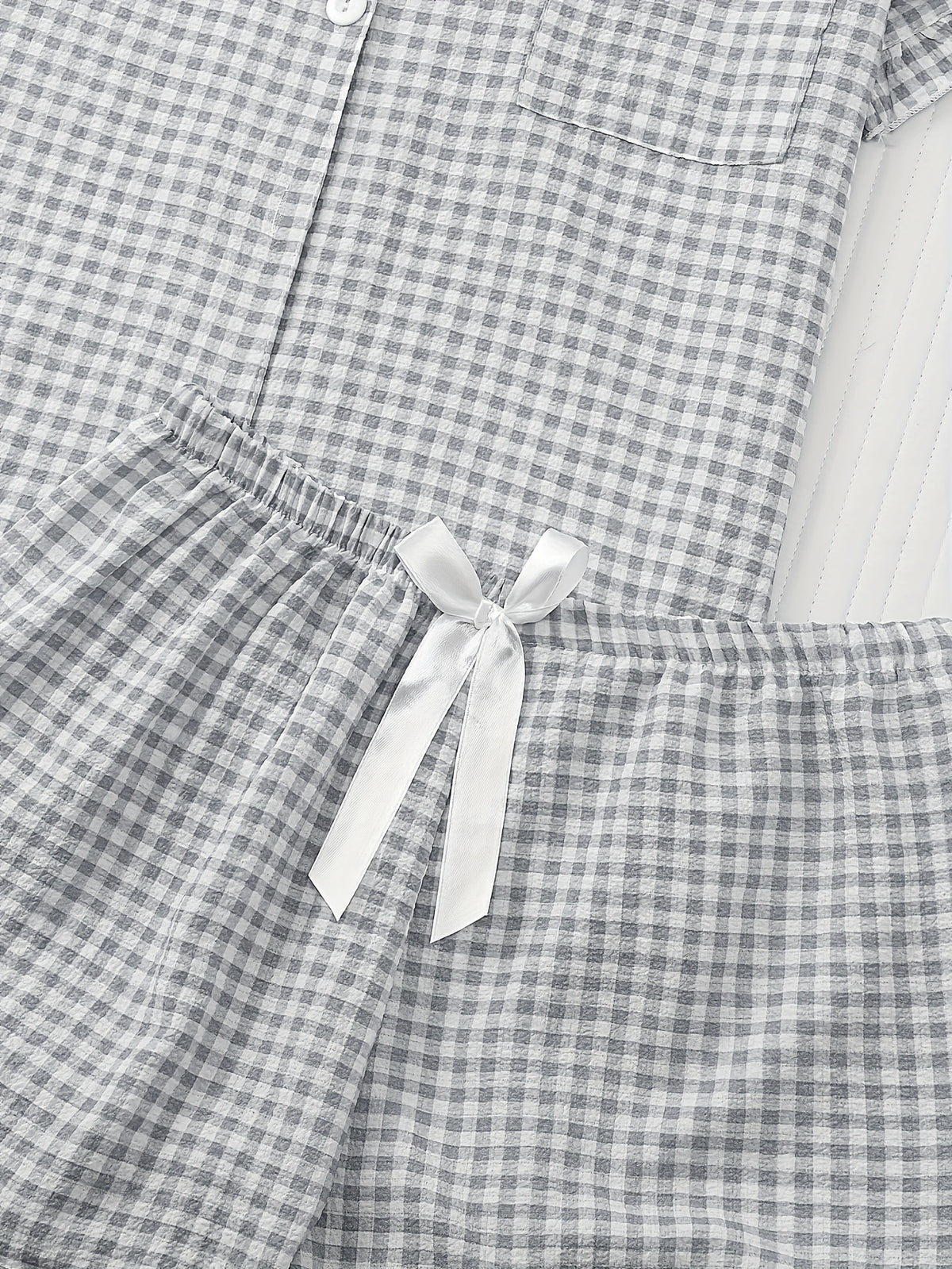 Pyjama grande taille à carreaux, manches courtes, détail du col