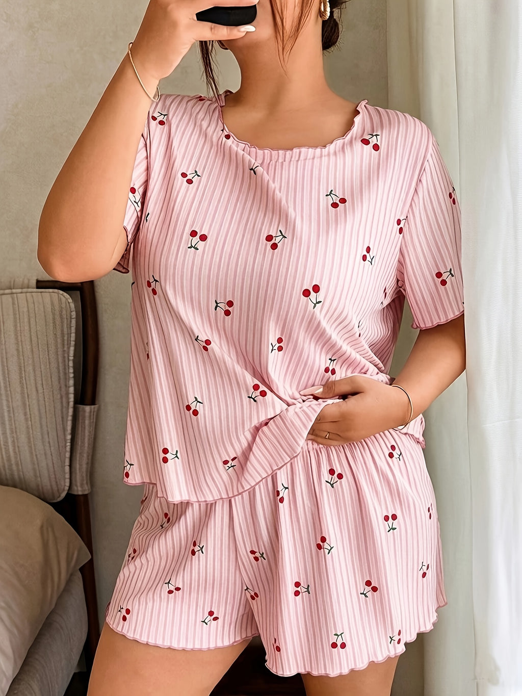 Ensemble grande taille, coupe ample, manches courtes, esprit décontracté, détail du col