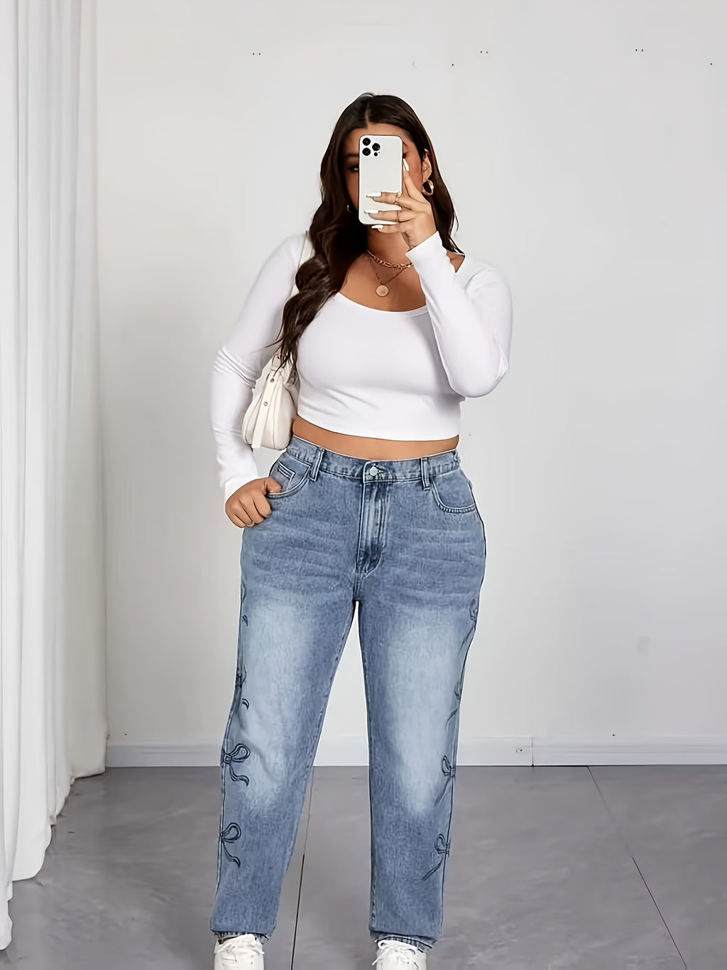 Jean grande taille à broderies, coupe droite, tenue franche, vu de dos