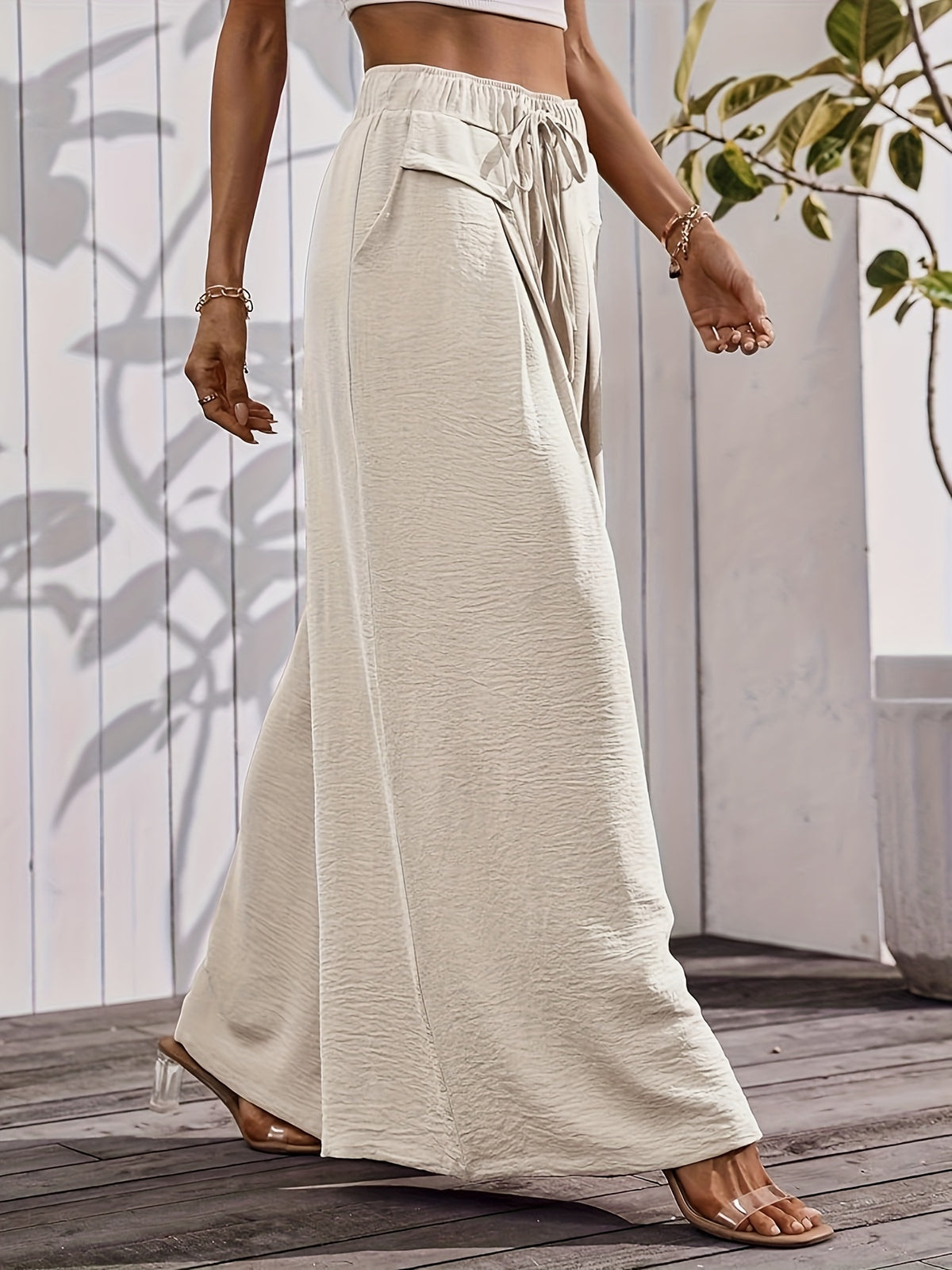 Pantalon grande taille, coupe évasée, cordon de serrage, mise en situation