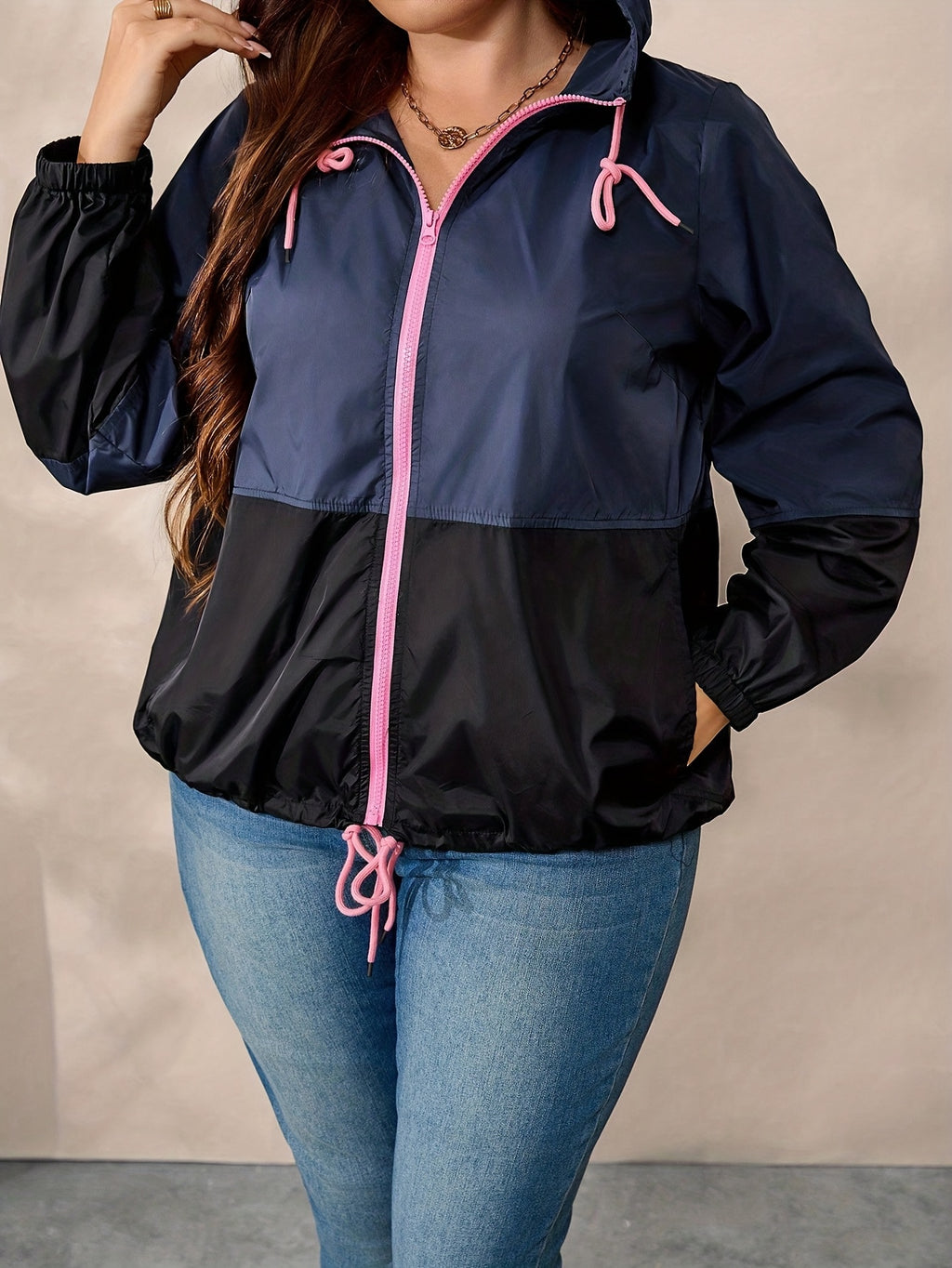 Veste grande taille, capuche, allure élégante, détail du tissu