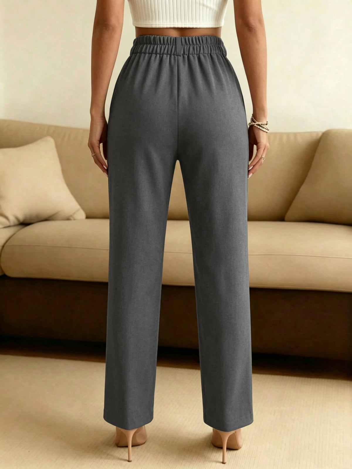 Pantalon grande taille, coupe droite, fermeture zippée, allure élégante, mise en situation
