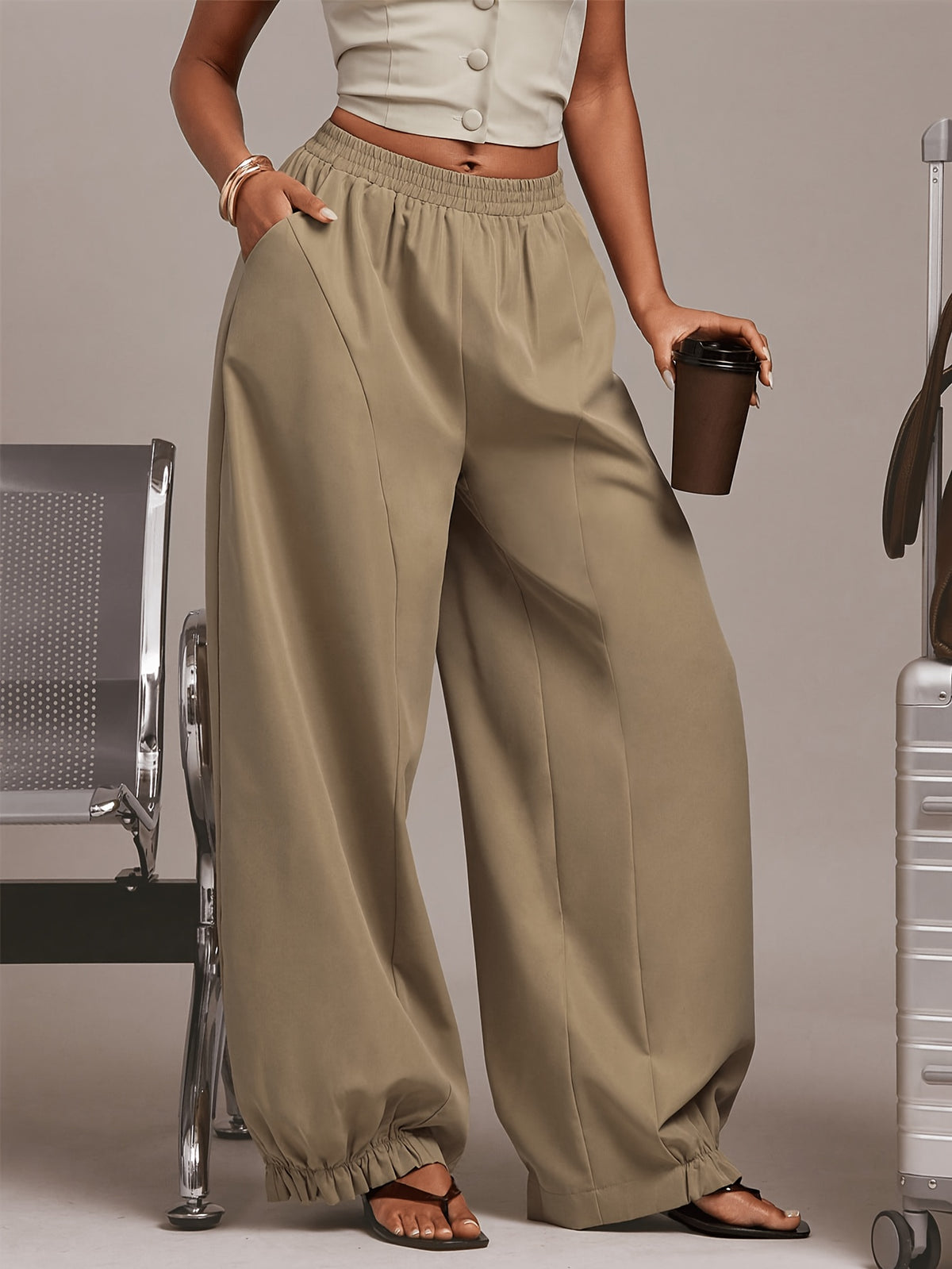 Pantalon grande taille, coupe droite, poches pratiques, ligne nette — composition : 95% Polyester, 5% Élasthanne Image