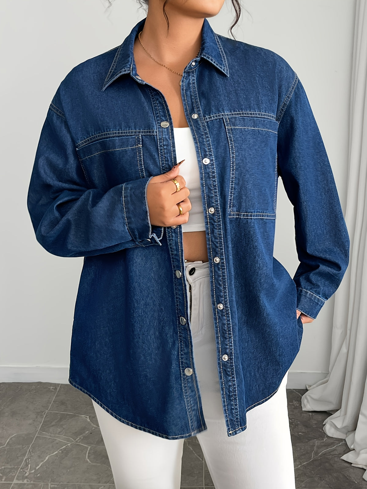 Chemise grande taille, col à revers, boutonnage, tenue franche, porté de face