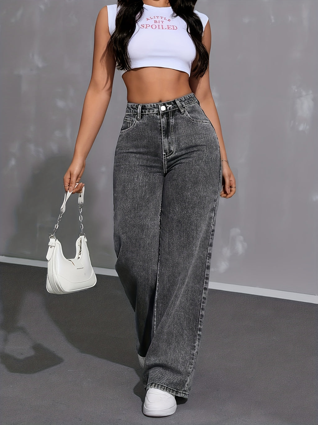Jean grande taille, coupe oversize, ceinture assortie, tombé fluide, porté de face