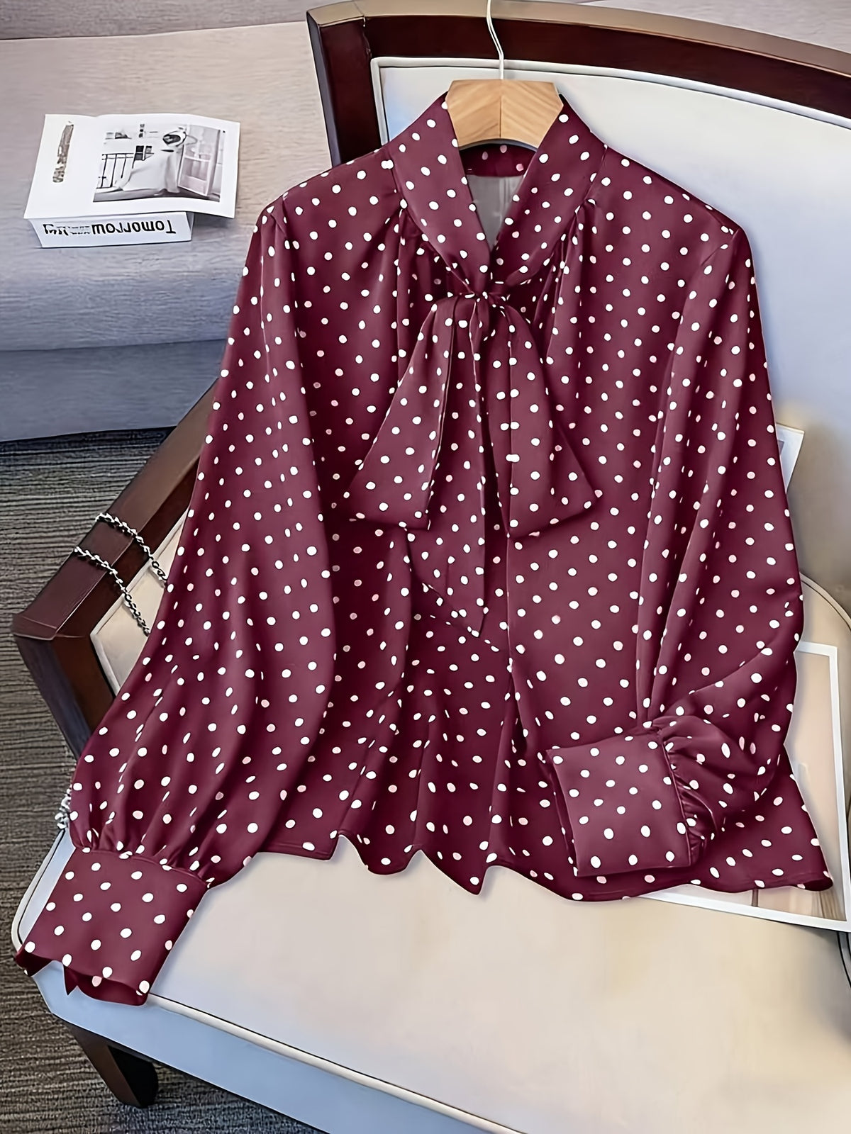 Blouse grande taille à pois, manches longues, vue de profil