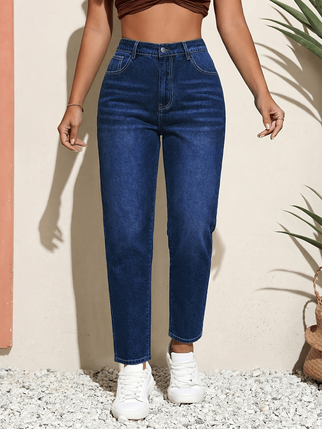 Jean grande taille, coupe droite, fermeture zippée, tenue franche