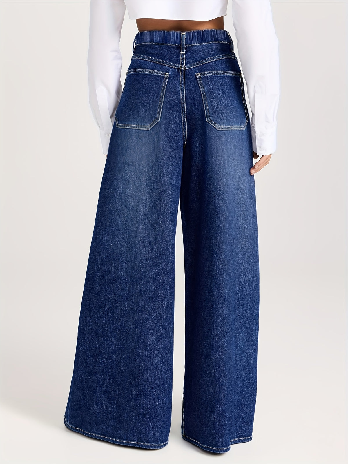 Pantalon grande taille, coupe évasée, délavage doux, tenue franche, vu de dos